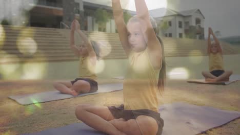 animación de luces bokeh sobre diversas escolares haciendo yoga en clase al aire libre