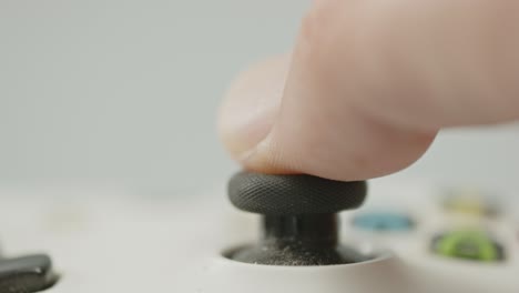 Hermosa-Macro-De-Pulgar-Moviendo-El-Joystick-Del-Controlador-De-Juego