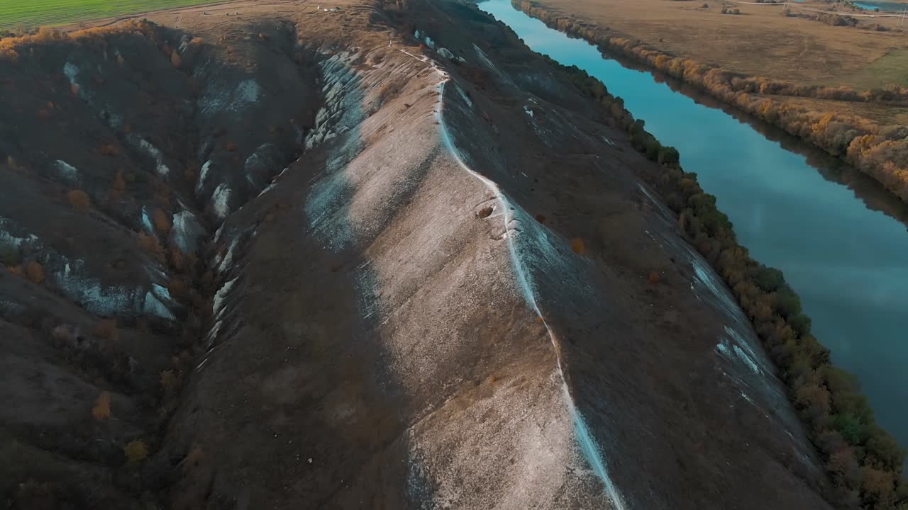vista aérea de un valle fluvial con colinas y acantilados