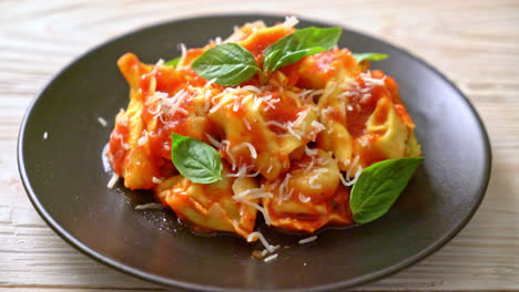 Pasta-Tortellini-Italiana-Con-Salsa-De-Tomate