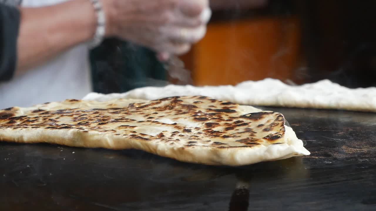 cocinando pan plano turco