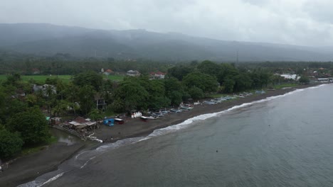 Cielo-Cambiante-Y-Nublado-Sobre-Lovina-En-El-Norte-De-Bali,-Aéreo