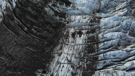 imágenes aéreas de sobrevuelo sobre el glaciar de grindelwald inferior en grindelwald, suiza