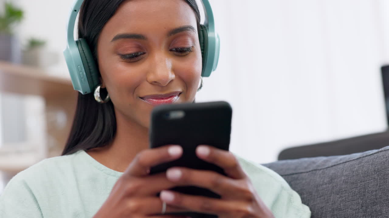 Ragazza, telefono e social media con cuffie