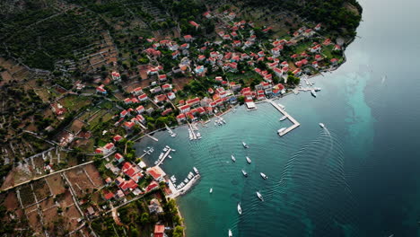 Luftübersicht-Rückzug-Der-Piers-Und-Des-Weinbergs-Der-Insel-Ilovik-In-Kroatien