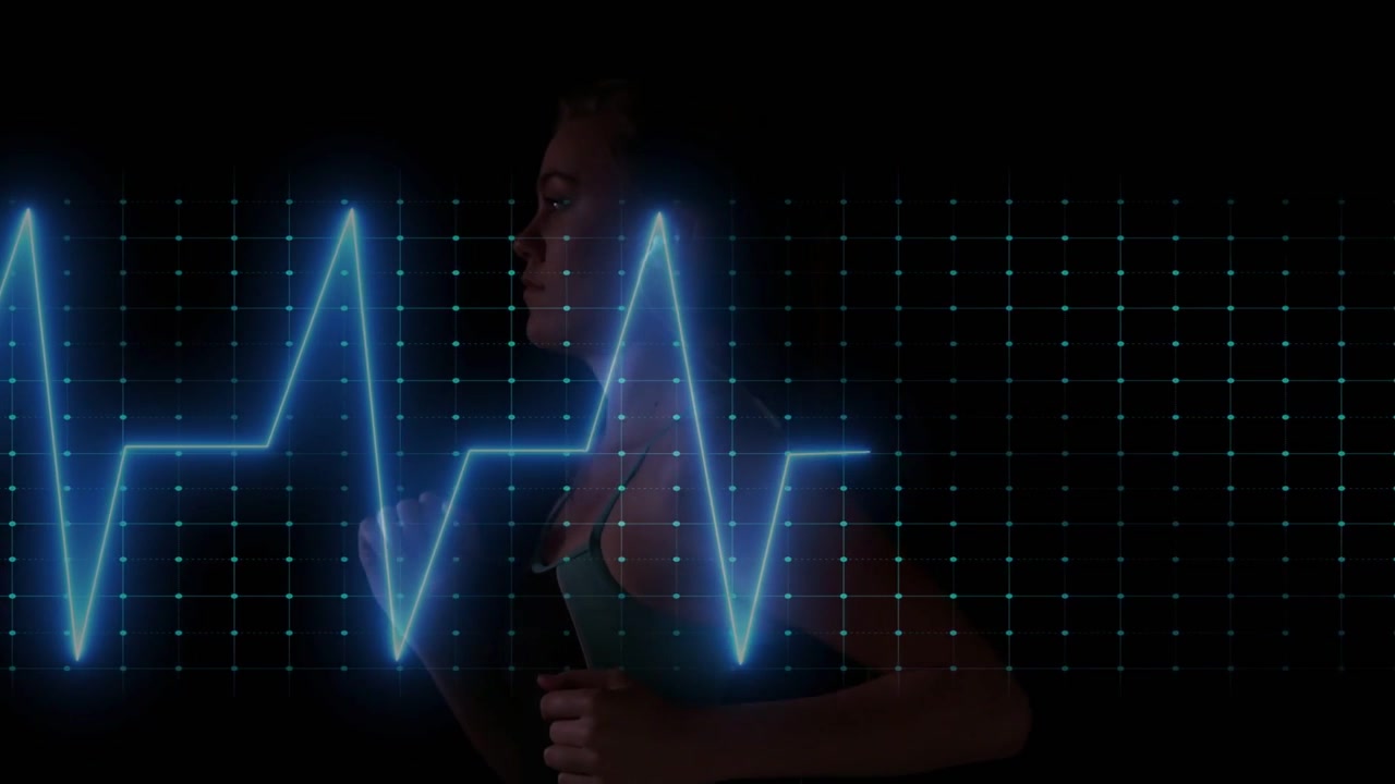 Vertikální video: Běžící dospělá žena ve sportovním topu synchronizující hrudník s EKG křivkou a mřížkou po špičce.
