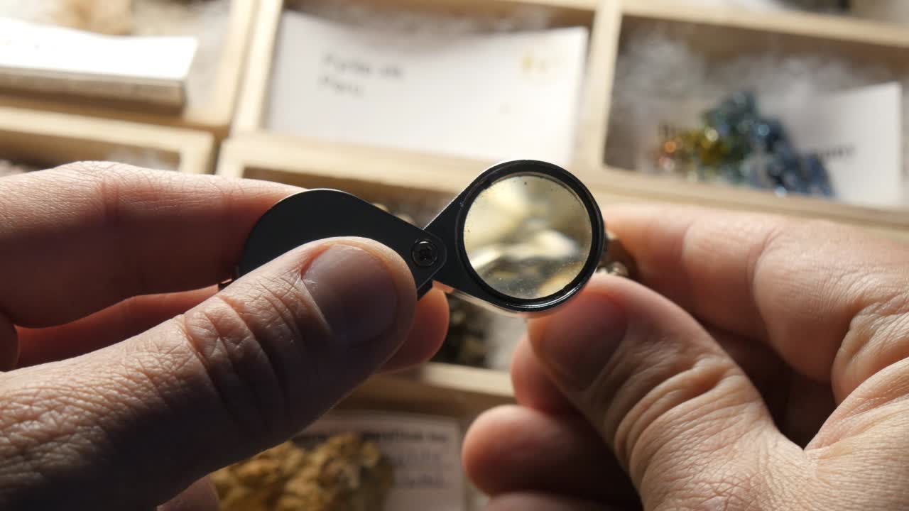 geólogo que investiga minerales de tierras raras de la colección