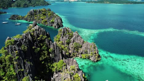 drone aéreo 4k rodeando la laguna gemela, coron, palawan filipinas