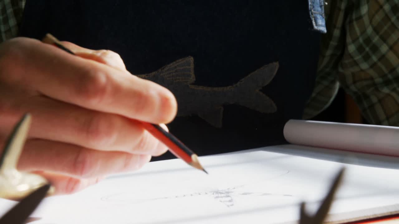 4k 워크 ⁇ 에서 조각 디자인을 그리는 장인