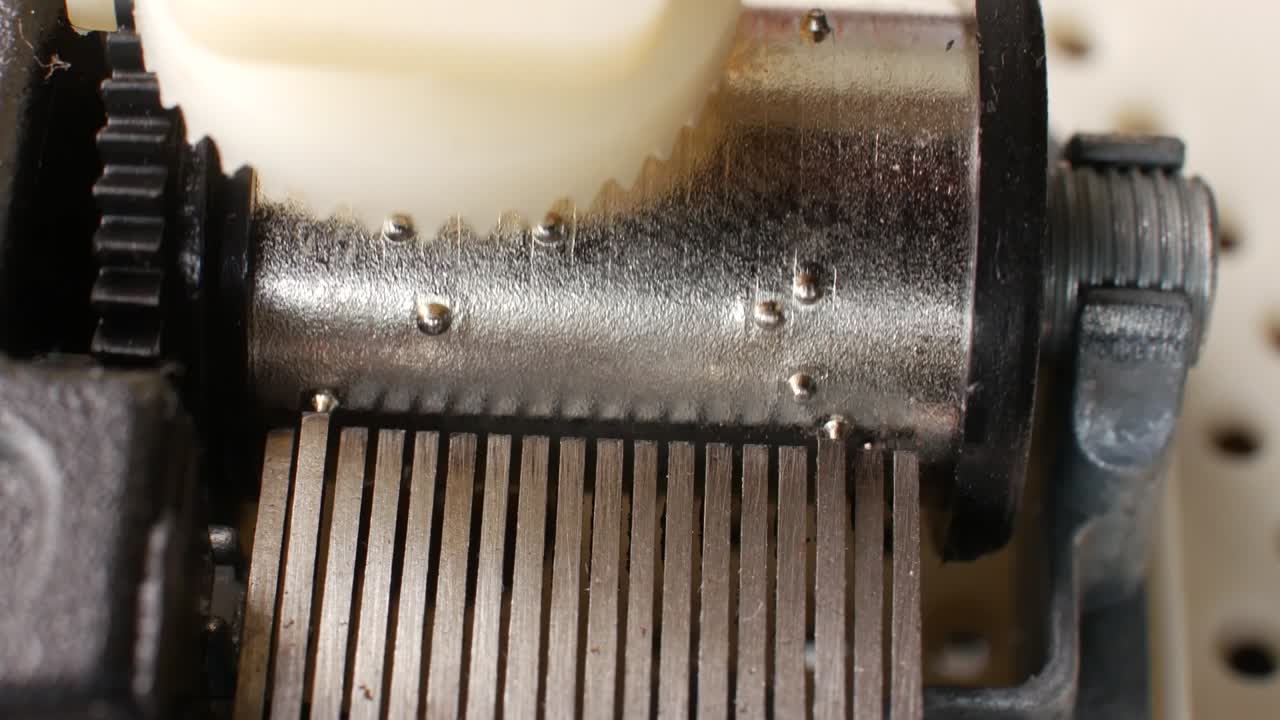 음악 상자 내부, 메커니즘 클레임바