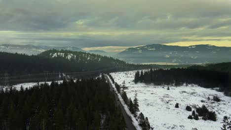 Impresionante-País-De-Las-Maravillas-Invernal:-Imágenes-Aéreas-De-Líneas-Eléctricas-Que-Serpentean-A-Través-Del-Paisaje-Montañoso-De-árboles-Nevados