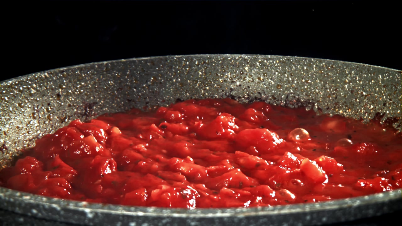 Deliziosa salsa di pomodoro rossa che sobbolle in una padella