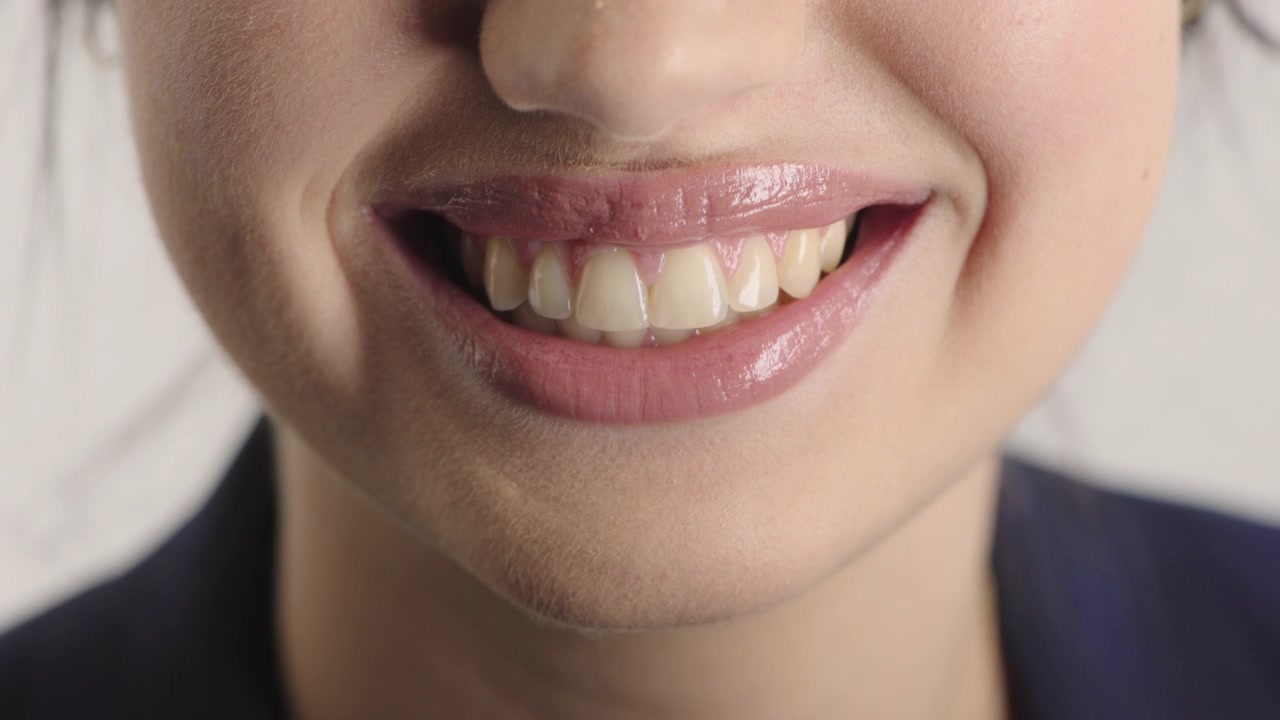 Primo piano di una giovane donna sorridente