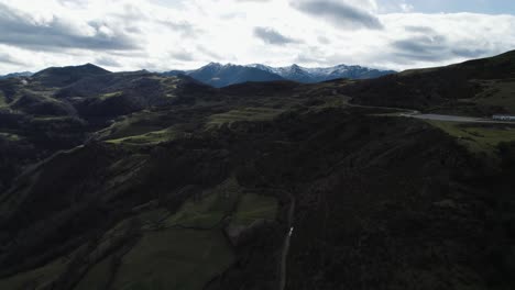 El-Reverso-Revela-Cómo-Las-Nubes-De-Tormenta-Grises-Se-Acumulan-Sobre-Las-Cordilleras-Cantábricas.