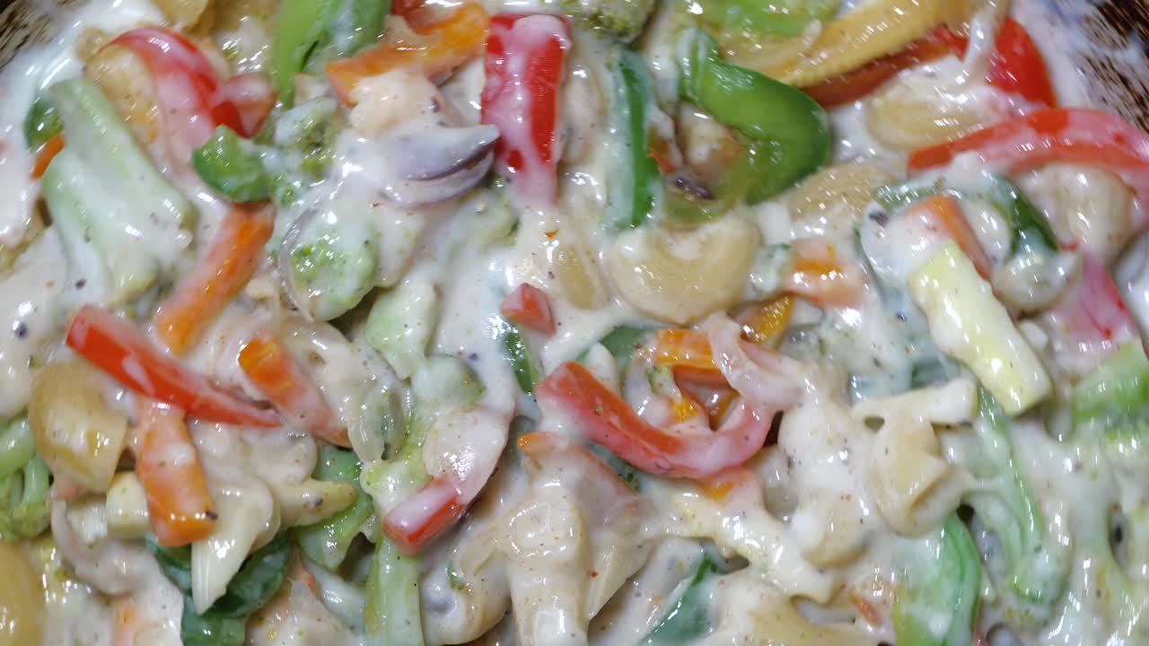 채소와 함께 크림 파스타