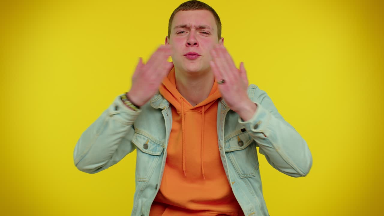 웃는 로맨틱한 남자, 많은 공중 키스를 보내고, 카메라를 보고 미소 짓고, 당신을 그리워하고, 사랑합니다.