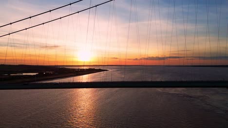 Humber-Bridge-Zur-Goldenen-Stunde:-Ein-Ruhiger-Weg-Für-Autos,-Aufgenommen-Mit-Der-Linse-Einer-Drohne-Unter-Der-Untergehenden-Sonne