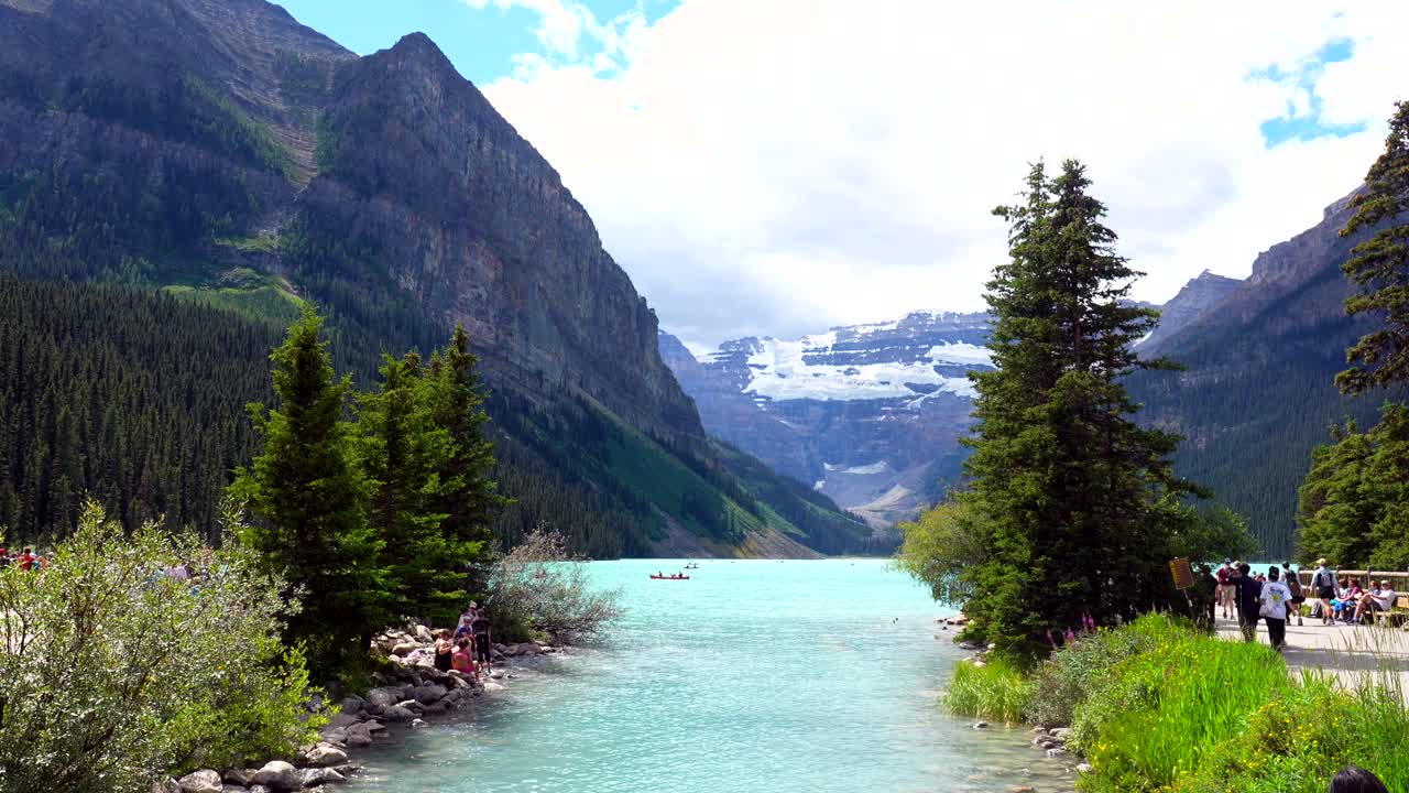 Vista panoramica del lago Louise in Alberta, Canada