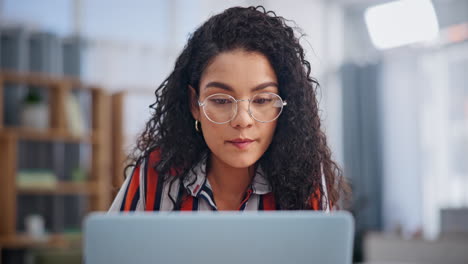 mujer trabajando en computadora portátil