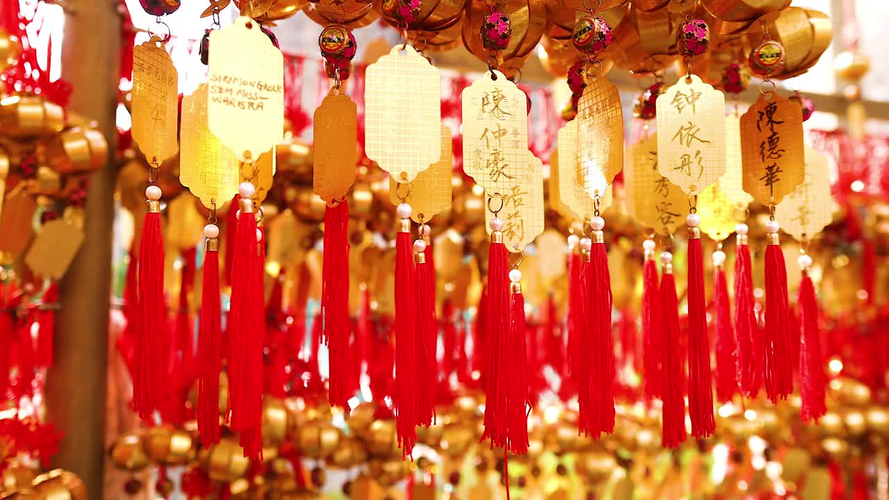 decoraciones rojas y doradas vibrantes en el templo