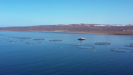 Imágenes-Aéreas-De-Una-Granja-De-Pesca-De-Salmón-En-Noruega