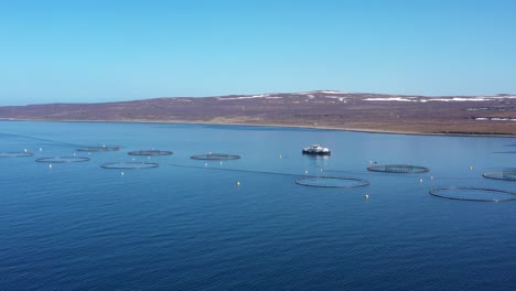 imágenes aéreas de granjas de pesca de salmón en noruega