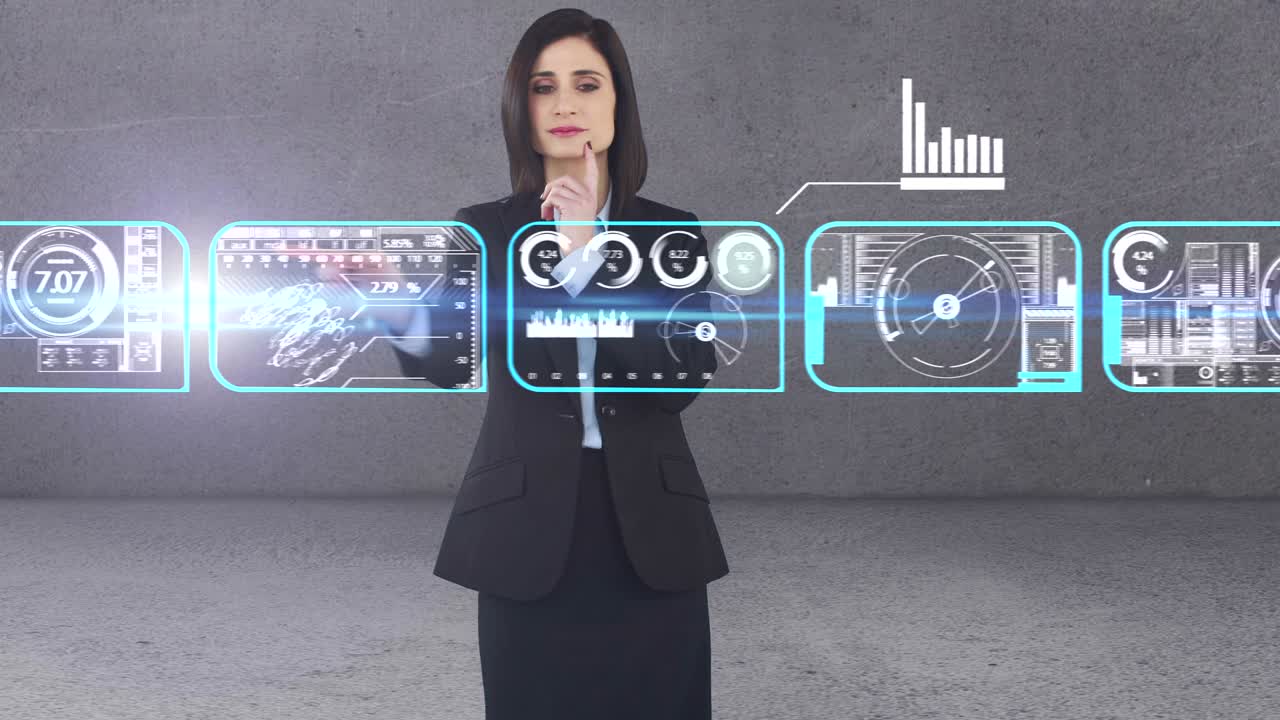 mujer de negocios usando pantalla de interfaz digital con íconos
