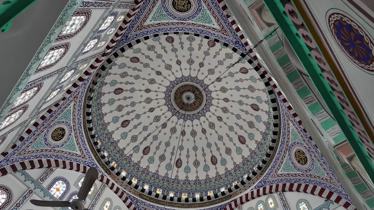 сложный купол интерьера мечети