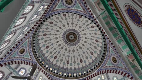 intrincada cúpula del interior de una mezquita