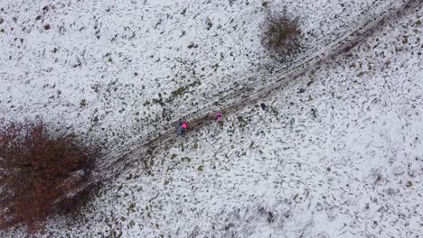 Drohnenbahn-Schoss-Passanten-In-Verschneiter-Feldlandschaft-Uk-3