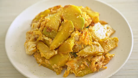 calabaza salteada con huevo en el plato