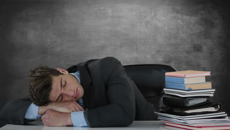 un hombre de negocios durmiendo en el escritorio.