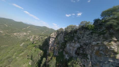 vista fpv sobrevuelo aéreo de roca vertical escarpada