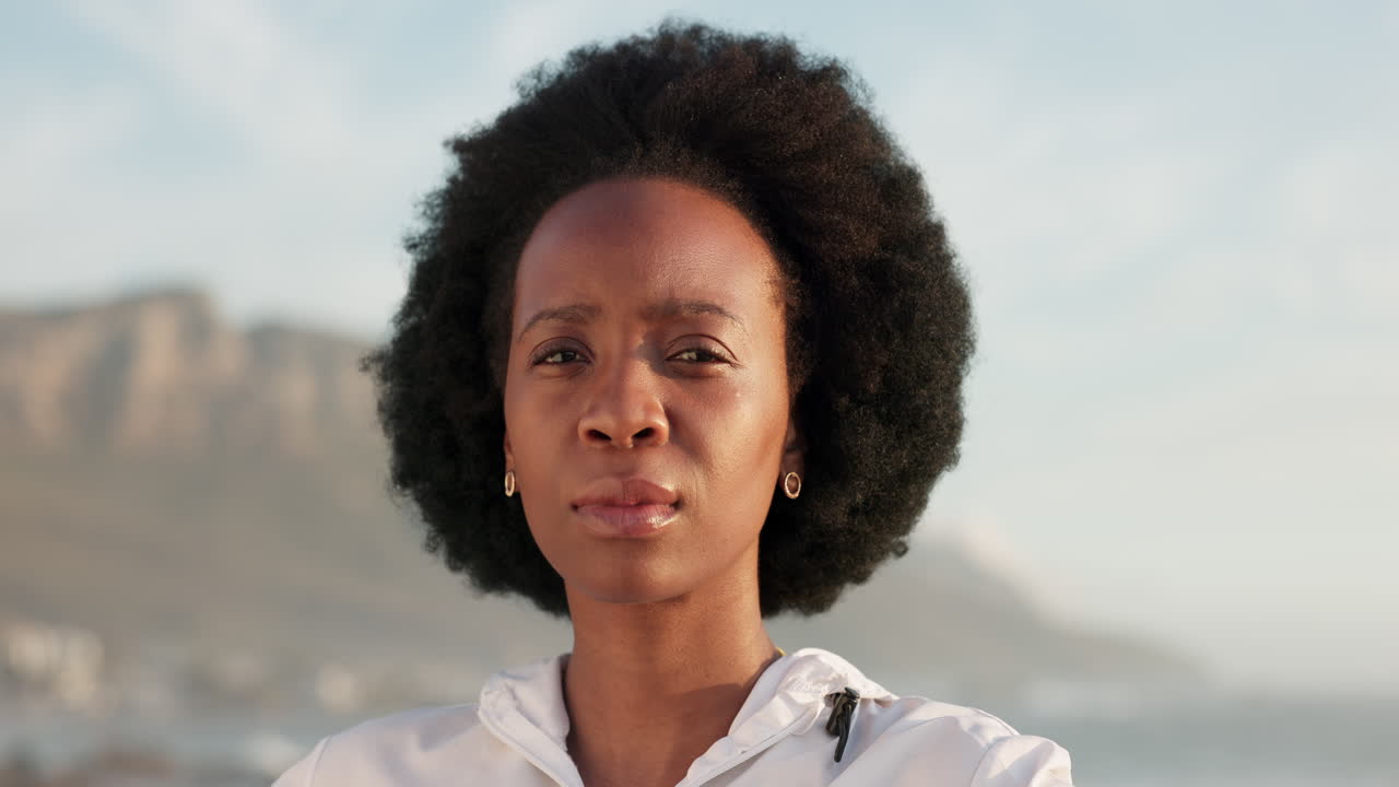 mujer negra pensando planeando en la playa