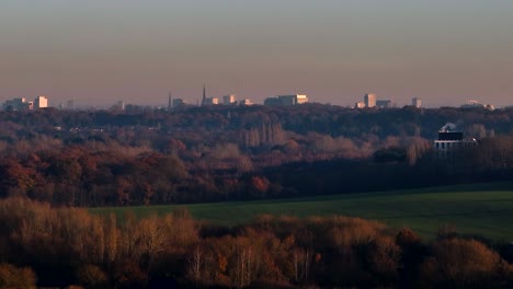 coventry ciudad horizonte lente larga temprano en la mañana aéreo paisaje otoño invierno árboles reino unido