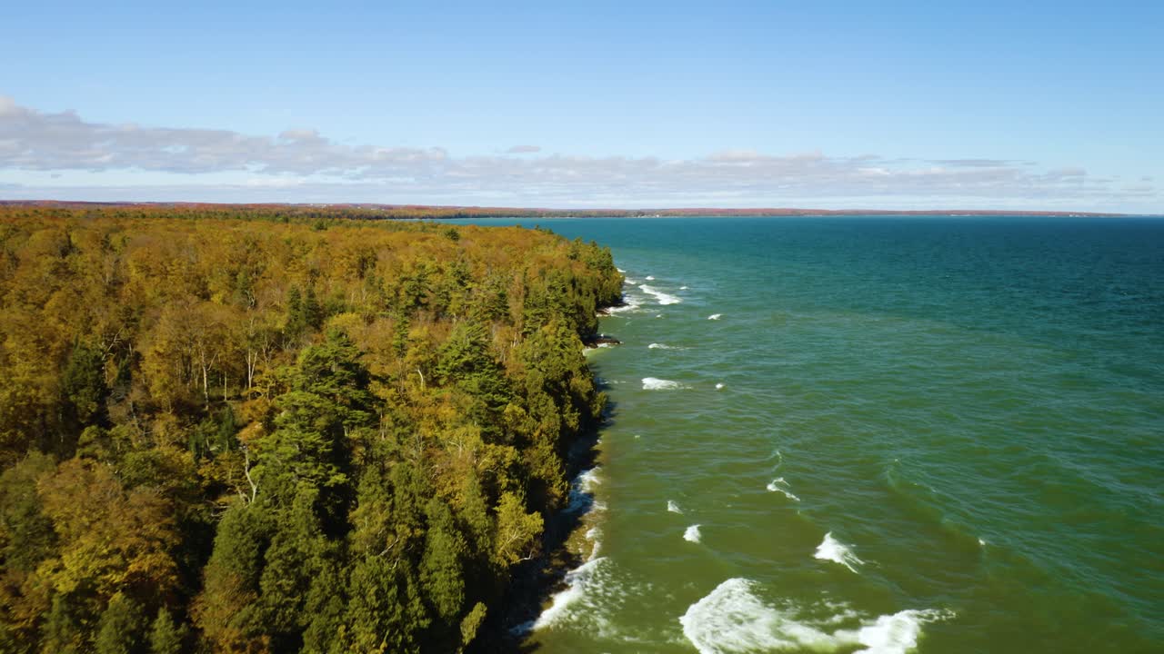 Vogelperspektive: Wellen schlagen an die farbenfrohe Herbstküste von Door County, Wisconsin.