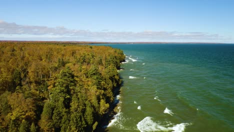 Vista-De-Pájaro,-Olas-Rompiendo-A-Lo-Largo-De-La-Colorida-Costa-De-Otoño-Puerta-Condado-De-Wisconsin