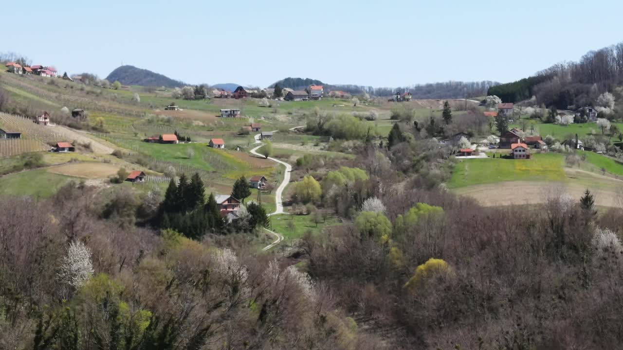 hermosa campiña en un día soleado de primavera, con colinas y pueblos adorables