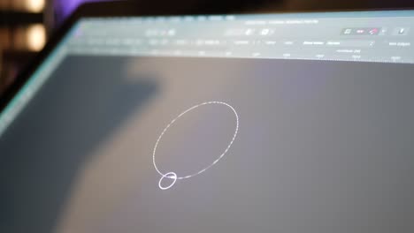 un artista independiente y diseñador creativo dibujando y pintando formas en una tableta gráfica digital en un estudio