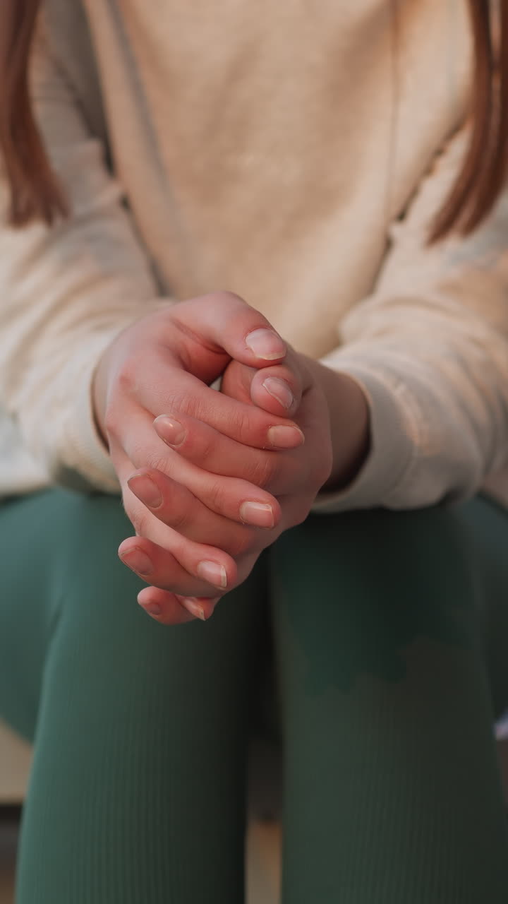 mujer mueve los dedos preocupada en las escaleras. mujer joven experimenta una mezcla de nerviosismo y depresión reflexionando sobre las incertidumbres del futuro. sensación de incertidumbre