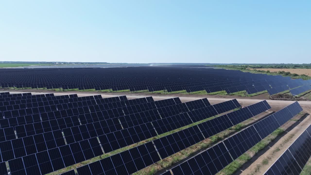 Luftfoto af solrig solcellepark under en klar himmel, vedvarende energikilde