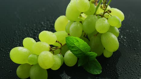 Green-grapes-on-wet-table