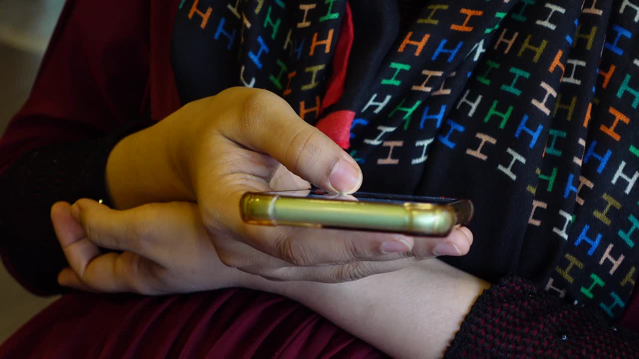 스마트 폰을 사용하는 여성