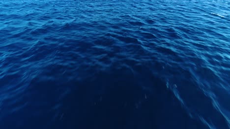 Tiefe,-Dunkelblaue-Ozeanwasserflächenstruktur,-Blick-Von-Der-Oberfläche-Oben