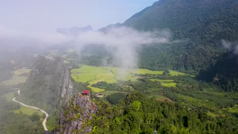 Vista-Aérea-Del-Mirador-De-Nam-Xay-En-Vang-Vieng,-Laos-En-Un-Día-Claro-Con-Nubes-Arriba