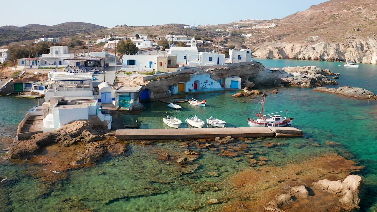 pueblo pesquero port bay drone pass mandrakia milos island, grecia