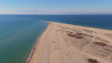 Vista-Aérea-De-La-Nariz-De-Arena-De-La-Playa-De-Epanomi-En-El-Norte-De-Grecia.