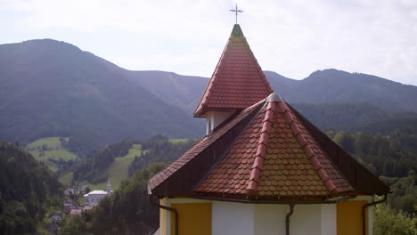 Chapel-with-a-view-of-the-mountain-landscape-in-the-Austrian-Alps