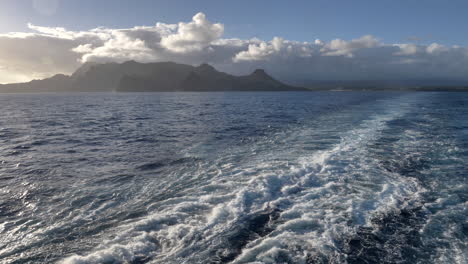 Rückseite-Des-Kreuzfahrtschiffes,-Das-Hawaii-Verlässt