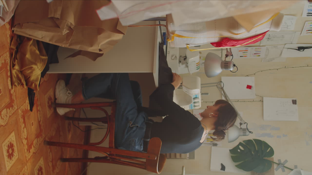 의상 제작 스튜디오 에서 옷 을 바느질 하는 바느질